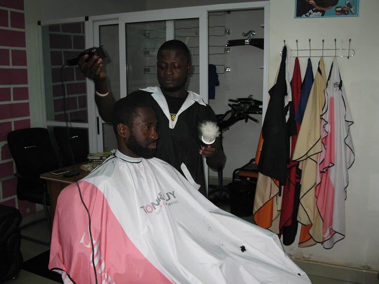 Barbero trabajando en Barberes Gijón